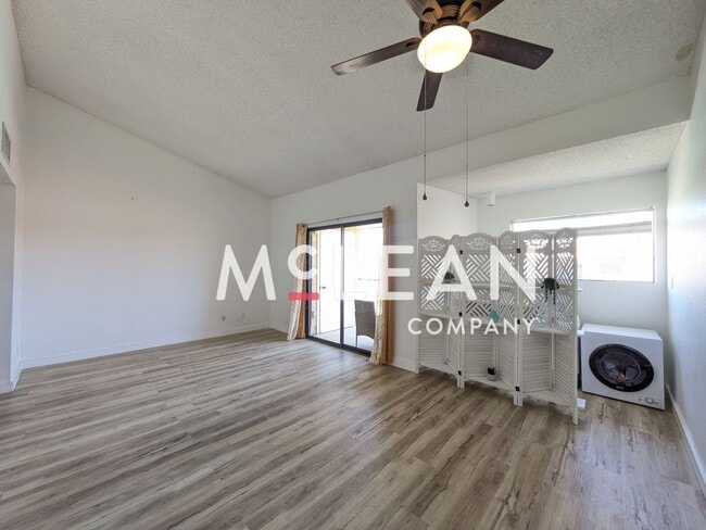 Building Photo - Stylish 1-Bedroom Upstairs Apartment with ...