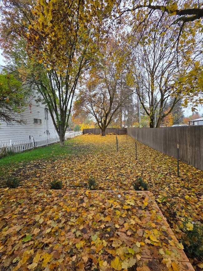 Building Photo - 208 W Main Ave