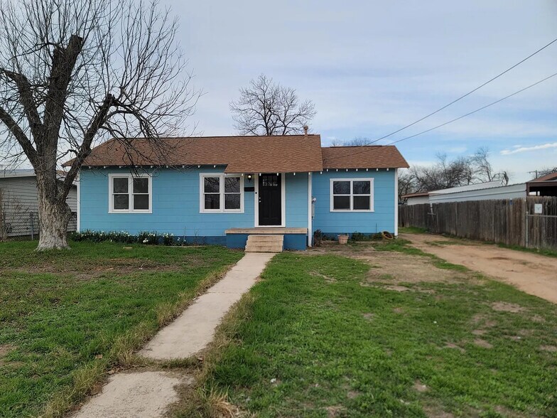 Building Photo - Room in House on Motel Dr