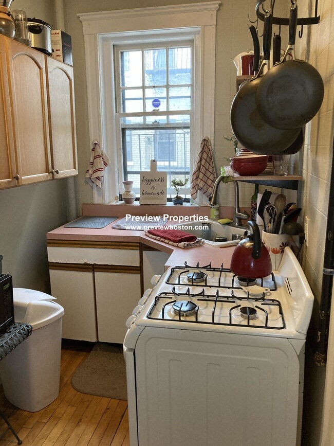 Building Photo - 1572 Commonwealth Ave