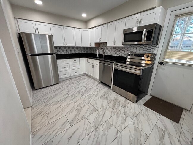 Building Photo - 7 Arch St