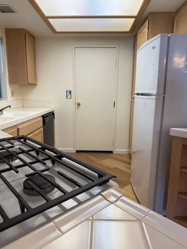 Building Photo - 2 BR 2 bath with beautiful views