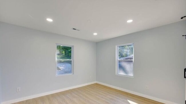 Building Photo - Stunningly Renovated 3BD/1BA Single Family...