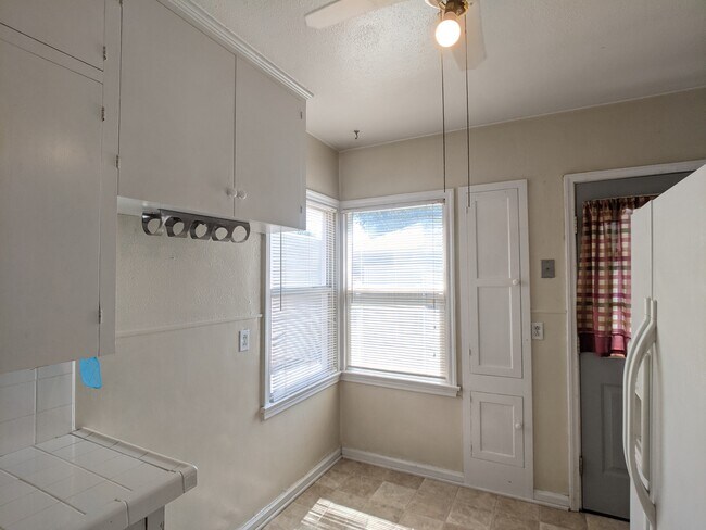 Building Photo - 1428 Axtell St