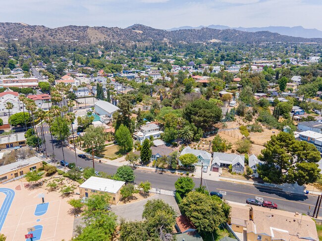 Building Photo - 4978 N North Maywood Ave