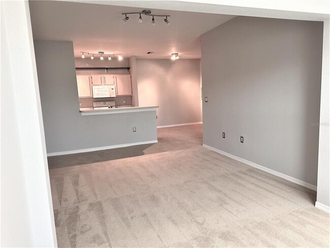 Building Photo - 5475 Vineland Rd