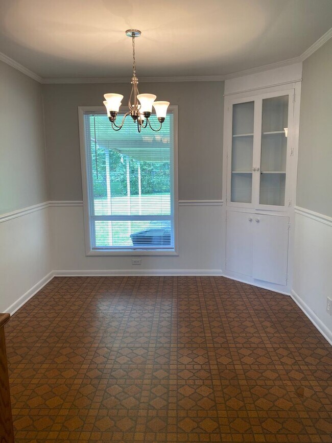 Building Photo - Charming 4 BR, 2 BA, Close to MTSU, 1 Car Garage, Large Carport