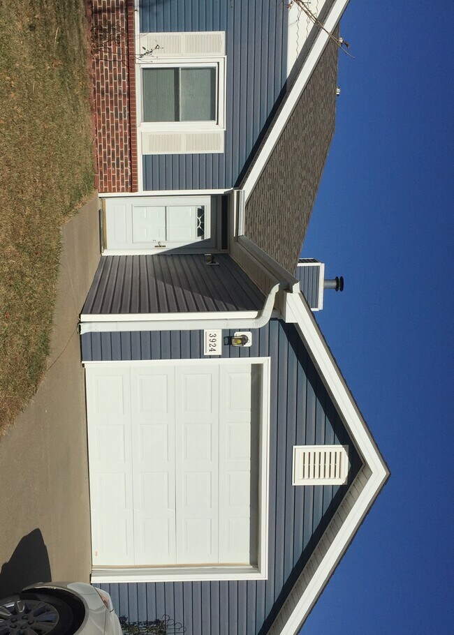 Building Photo - 3924 Overland Dr