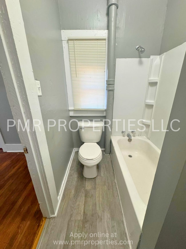 Building Photo - 2 Bedrooms/1 Bathroom House