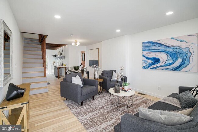 Building Photo - 320 Iona Ave