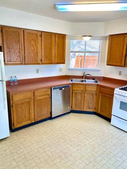 Building Photo - 8000 Tuscarora Trl