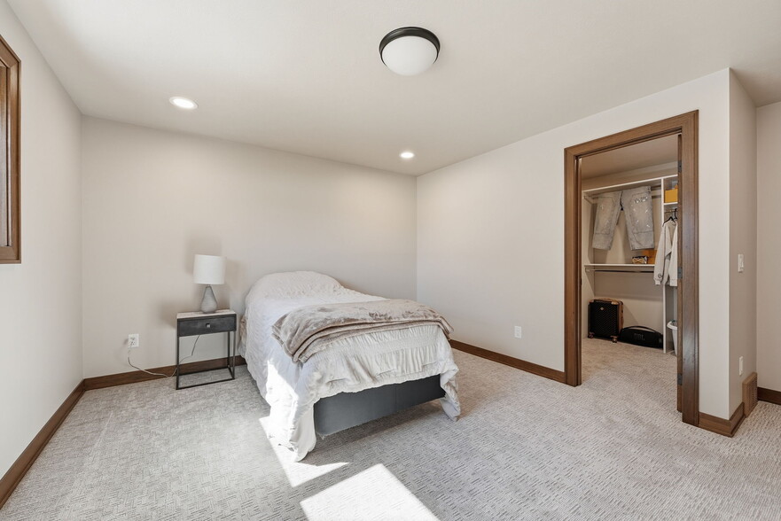 Building Photo - 2701 W Oak Hill Dr