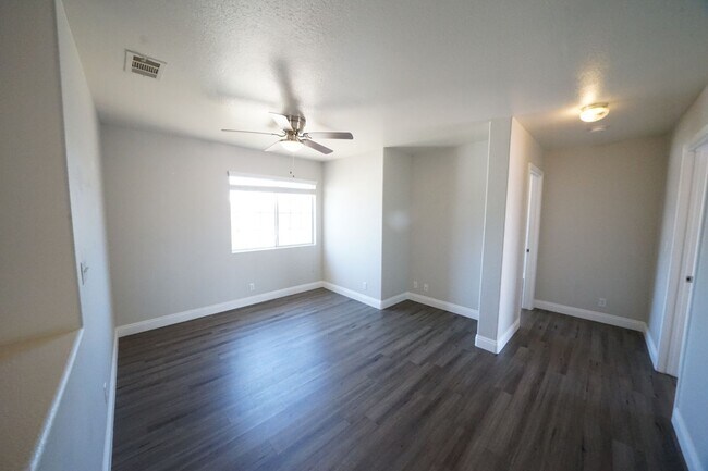 Building Photo - Showings Available NOW