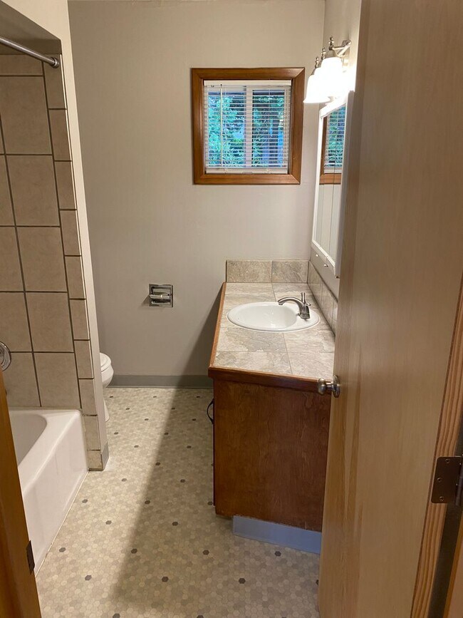 Building Photo - r115/119vDuplex