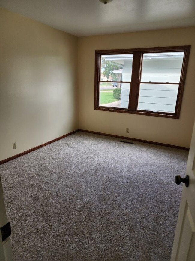 Building Photo - Nice home with fenced yard