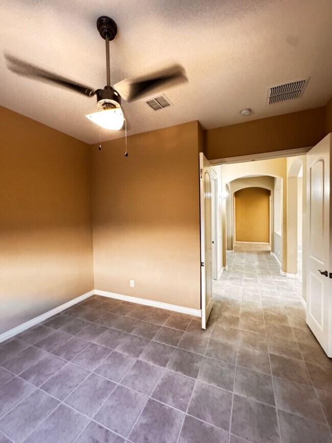 Building Photo - 4 Bedroom + den energy efficient Hamilton High