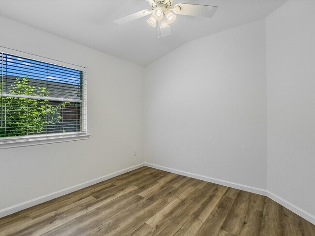 Building Photo - 1102 Brashear Ln