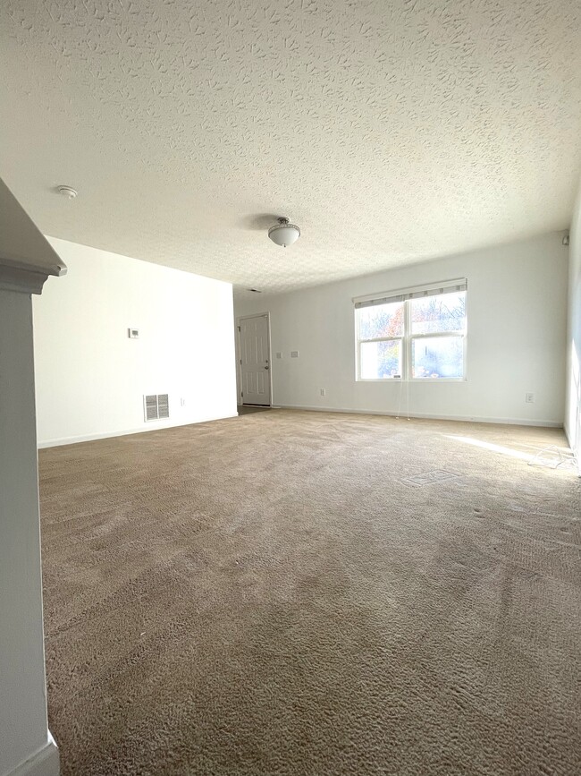 Building Photo - 1420 Bellow Falls Pl