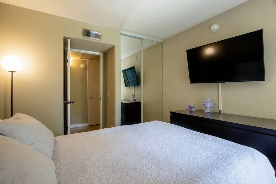 Building Photo - 18350 Hatteras St