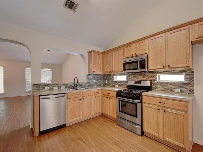 Building Photo - 136 Strawn