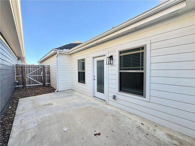 Building Photo - 921 NE Hts Ln