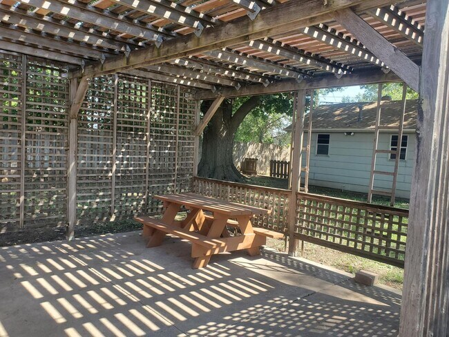 Building Photo - Single family home Recently renovated, mov...
