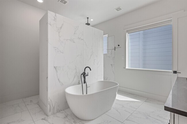 Building Photo - 1136 Adele St