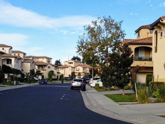 Building Photo - 1350 sqft 2 Bed plus Den, 2 Bath Chula Vista 2Car Garage, Gated community