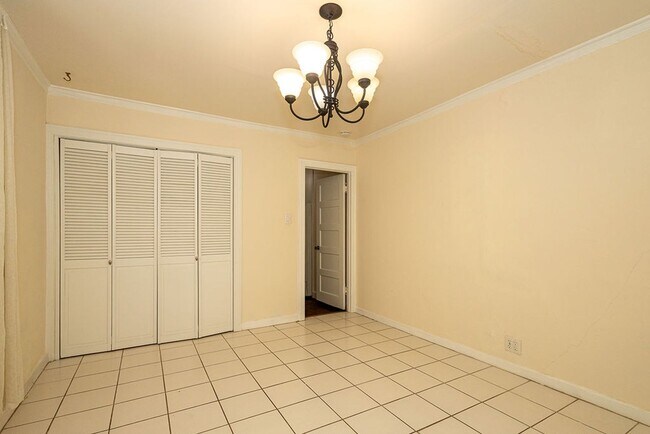Building Photo - Warm & Welcoming Home Near Melrose with Room to Live, Work & Create