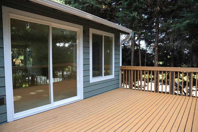 Spacious Wooden Deck to host friends & family - 17731 NE 88th Pl