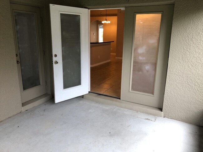 Building Photo - Upscale 3 bedroom 2 bathroom in Gated Comm...