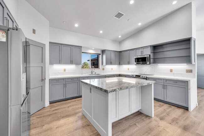 Building Photo - 7760 Arrowhead Dr