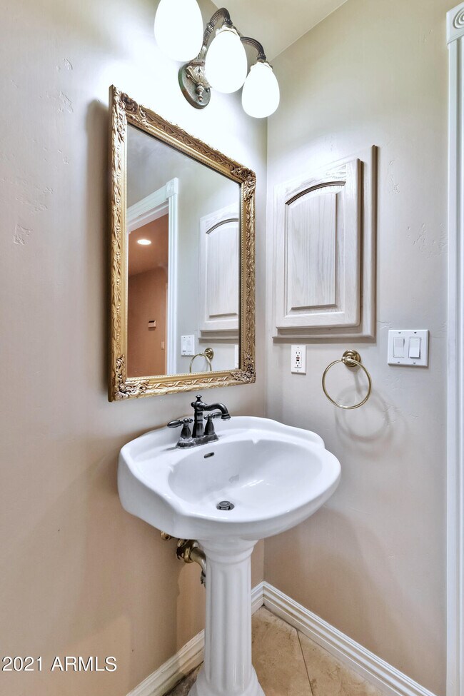 Building Photo - 1101 E Brook Hollow Dr