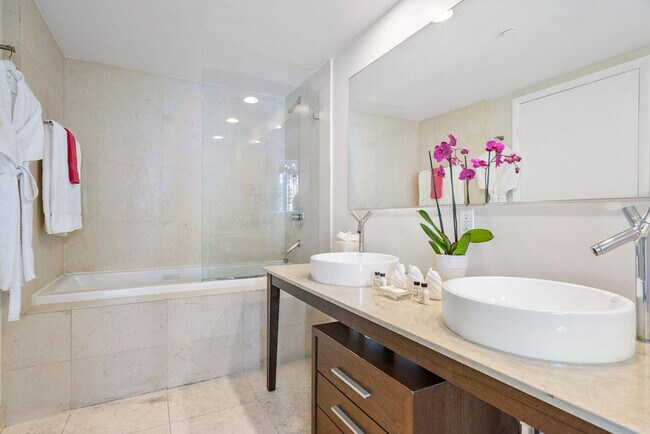 Building Photo - 485 Brickell Ave