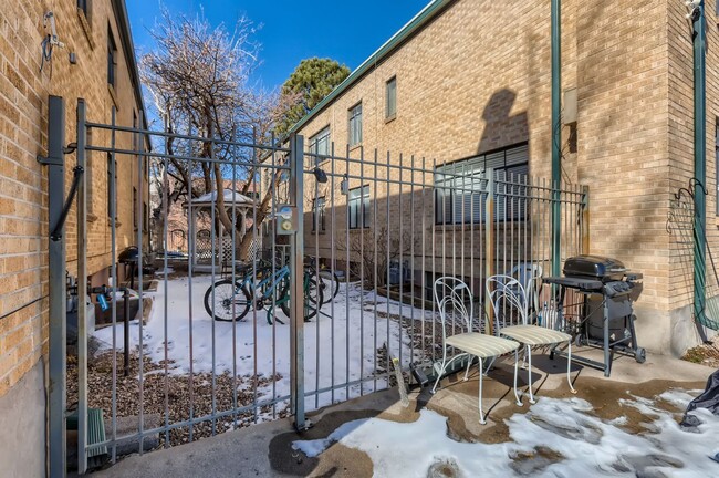 Building Photo - Cozy 1 Bed/1 Bath Near The Heart of Denver!!