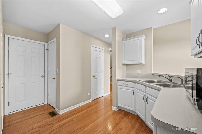 Building Photo - 1058 E Danbury Dr