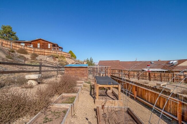 Building Photo - Charming 3-Bedroom Family Home in Orchard ...
