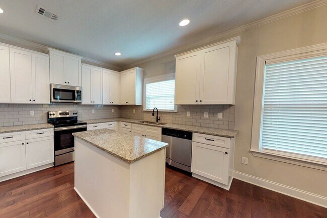 Building Photo - 708 Tree Top Trl