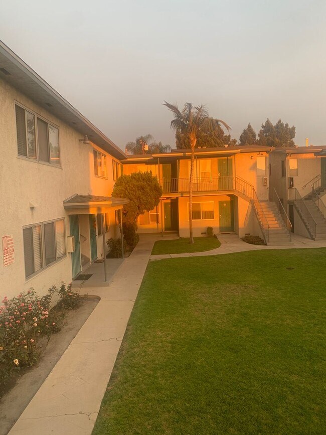 Building Photo - Cheerful and Spacious 1 bd/1bth Upstairs Unit