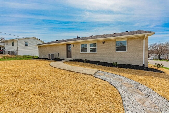 Building Photo - 911 Mayfair Dr