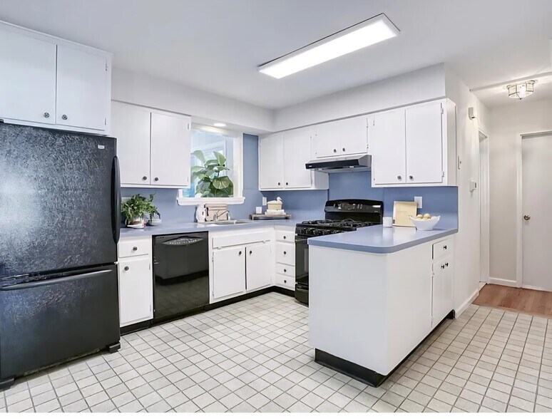 Building Photo - 6 Burgundy Ln