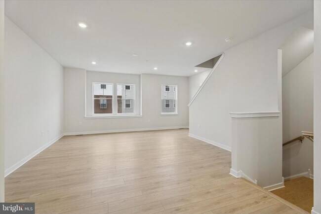 Building Photo - 19 E Front St