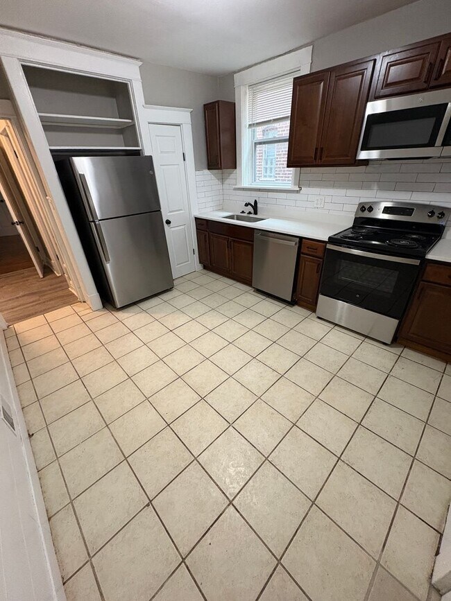 Building Photo - Christy 1