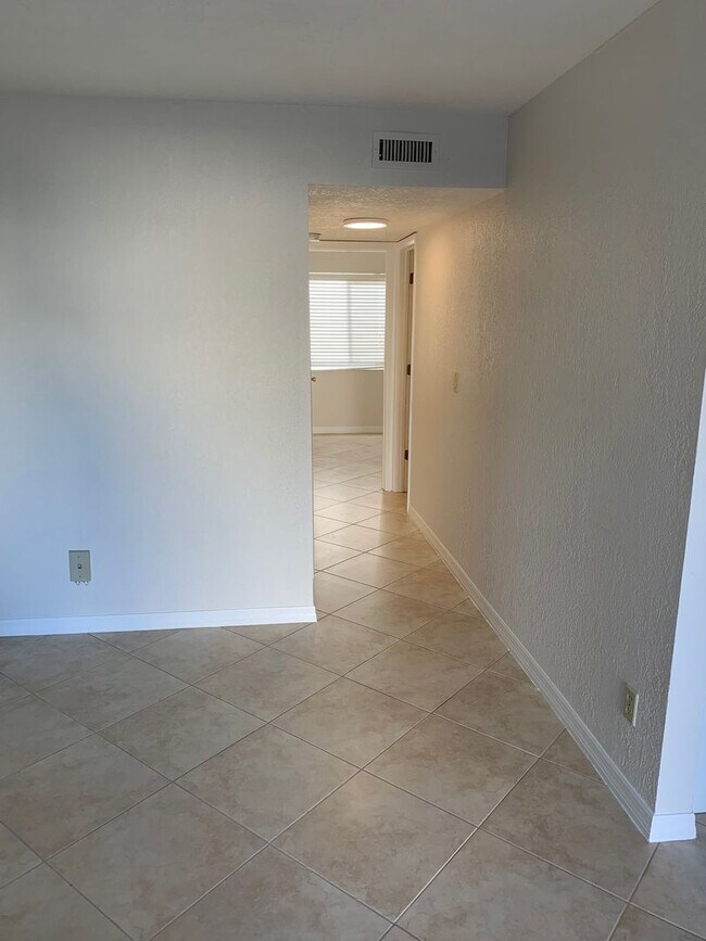 Building Photo - Available 5/10 -  Annual Condo Rental in South Naples