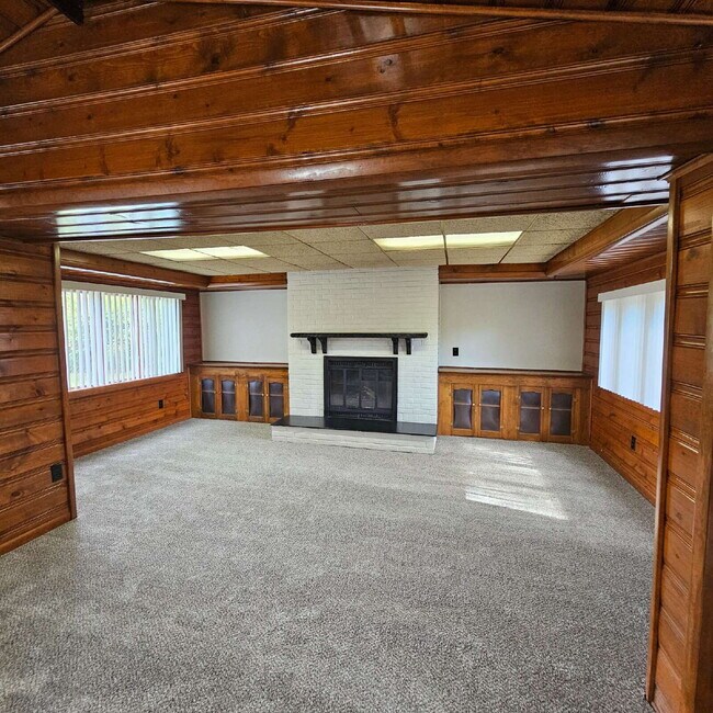 Building Photo - A cozy 2-bedroom, 1-bath home in the heart...