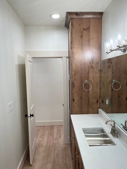 Building Photo - 818 W Mnr Crst Ln