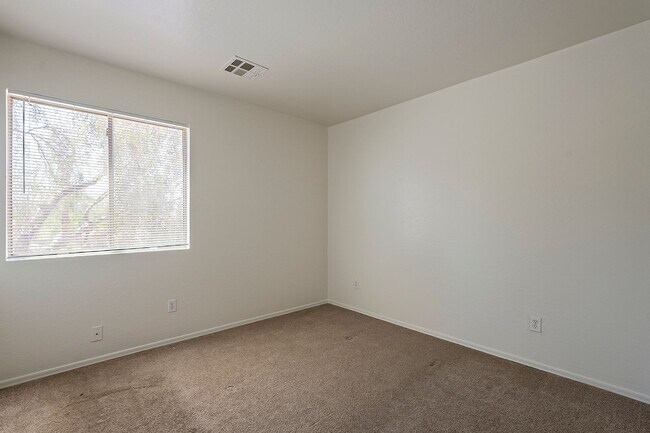 Building Photo - 4 Bedroom home for rent