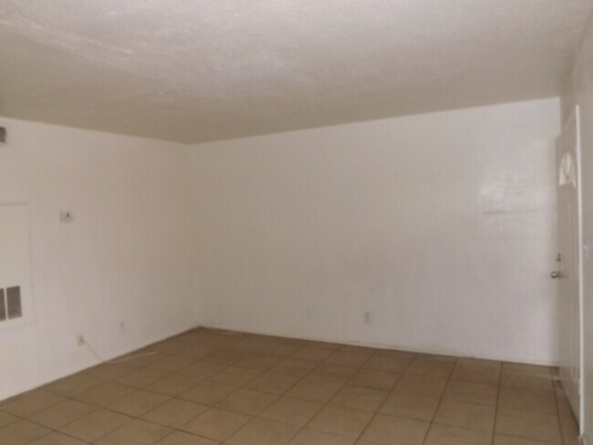 Building Photo - 2 Bedroom Phx. Condo
