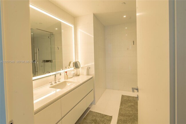 Building Photo - 300 Biscayne Blvd Way
