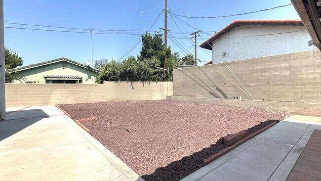 Building Photo - Custom Built 5 Bedroom 3 Bathroom Home in ...